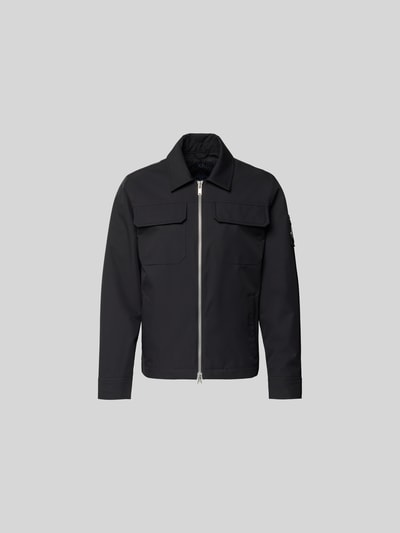Produktfoto, Jacke mit Umlegekragen von Moose Knuckles in Schwarz, Gerade Passform, Zweiwege-Reißverschluss, Brusttaschen, Label-Patch, Rückenlänge bei Größe M 67 cm, Schulterbreite 47 cm, Ärmellänge 66 cm, glatte Textur