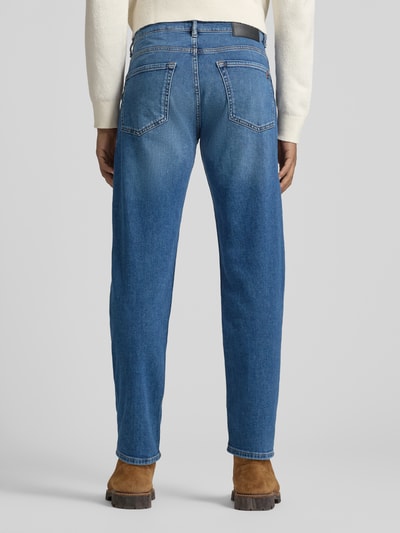 Männermodel trägt Regular Fit Jeans aus Baumwoll-Mix Modell 'RE.MAINE BO DAY' von BOSS Orange, Optik: Unifarben, Ganzkörperansicht Rückansicht.