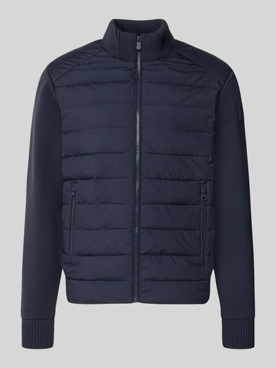 Produktfoto, Steppjacke mit geripptem Stehkragen Modell 'SEDUM' von Save The Duck in Dunkelblau, Ärmel im Strick-Design, Reißverschlusstaschen, gerader Schnitt, Label-Patch, glatte und gesteppt strukturierte Oberflächen