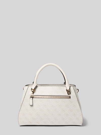 Produktfoto, cremefarbene Handtasche mit Logo-Detail Modell 'Noelle' von GUESS, feines Muster, goldfarbene Akzente, glatte Textur, Hauptfach mit Reißverschluss, abnehmbarer Schulterriemen, Maße 26x22x11 cm, Schulterriemen 122 cm.