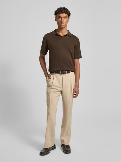 Męski model nosi Regular Fit Poloshirt aus Baumwoll-Leinen-Mix Modell 'MATTIS' od SELECTED HOMME, efekt: jednolity kolor, naszywka z logo, kołnierzyk polo, dekolt w serek, krótki rękaw, drobny splot, mieszanka bawełny i lnu, całkowity widok z przodu.