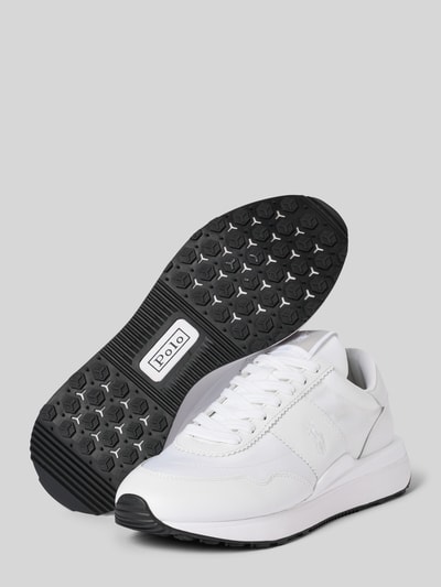 Produktfoto, Sneakersy z wiązaniem 'Sneaker mit Schnürverschluss' od Polo Ralph Lauren z mieszanki skóry, zaokrąglony czubek, detal z logo, fakturowana podeszwa, wysokość obcasa 4 cm, wysokość cholewki 7 cm, szerokość cholewki 6 cm, kolor biały z czarną podeszwą, wyraźna tekstura i kształty.