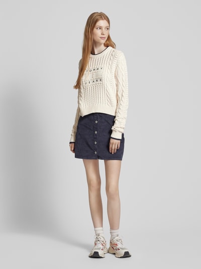 Tommy Jeans Strickpullover mit Zopfmuster Modell 'BUBBLE CABLE FLAG' Offwhite 1