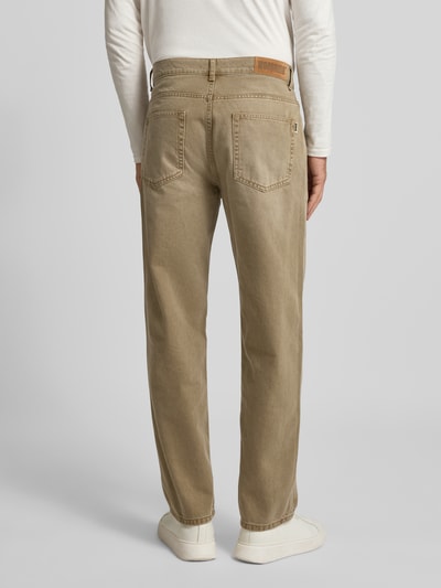 Männermodel trägt Straight Fit Jeans mit 5-Pocket-Design Modell 'Leroy' von WOODBIRD in Beige, Gerader-Schnitt, Rückansicht Ganzkörperansicht.