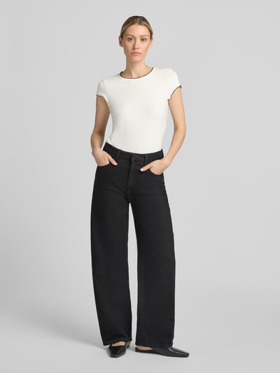 Frauenmodel trägt Slim Fit T-Shirt mit Viskose-Anteil von Comma, Elastischer-Material-Mix, Butterfly-Saum, Rundhalsausschnitt, kurzärmelig, Rückenlänge 52 cm, Ganzkörperansicht von vorne.