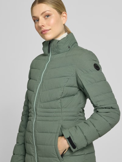 Vrouwenmodel draagt G.I.G.A. DX jacke met capuchon en labelpatch Model 'KOW10' recht model, rits, zij-ritszakken, nahaufnahme oberlichaam.