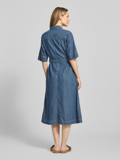 Frauenmodel trägt Fit and Flare Jeanskleid aus reiner Baumwolle von Tommy Hilfiger in Denim-Optik, Knopfleiste, Midi-Länge, Kurzarm, Rückansicht