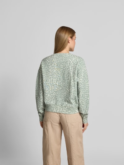 Frauenmodel trägt Sweatshirt mit Rundhalsausschnitt von Lala Berlin, Baumwolle, Allover-Animal-Print, hellgrün-beige, Rückenansicht, Ganzkörperansicht Rückansicht.