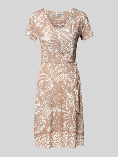 Produktfoto, Knielanges Kleid in Wickel-Optik von More & More in Beige mit weißem Allover-Blattmuster, gerader Schnitt, Material-Mix mit Stretch-Anteil