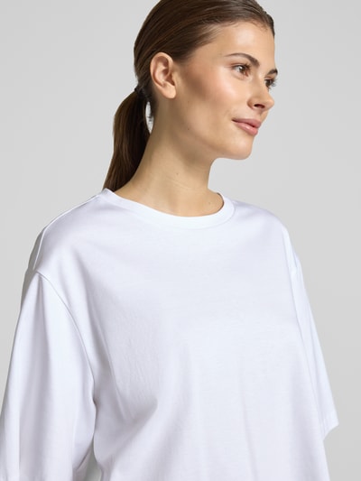 Vrouwenmodel draagt wit oversized T-shirt met ronde hals, model 'PINARA' van Drykorn, puur katoen, dames, ruglengte maat S: 61 cm, detailopname bovenlichaam