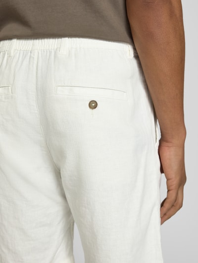 Mężczyzna nosi Regular Fit Chinoshorts aus Baumwoll-Leinen-Mix Modell 'BRODY' od SELECTED HOMME, biała tkanina, faktura flammgarn, tylna detalaufnahme.