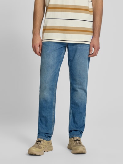 Mężczyzna nosi Slim Fit Jeans aus Baumwoll-Mix Modell '511®' von Levi's®, jasnoniebieski denim, Herren Slim Fit Jeans von Levi's®, całkowity widok z przodu