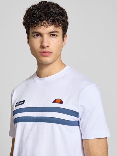 Männermodel trägt Herren T-Shirt mit Label-Stitchings Modell 'VENIRE' von Ellesse aus reiner Baumwolle, Regular-Fit, Rundhalsausschnitt, Nahaufnahme Oberkörper.
