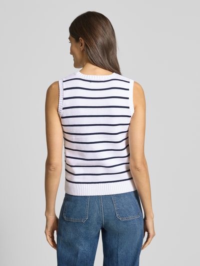 Vrouwenmodel draagt spencer van puur katoen met ribboorden, ronde hals, labelstitching, model 'PLOVELT' van Lauren Ralph Lauren, regular fit, ruglengte maat S 52 cm. Ganzkörperansicht Rückansicht.