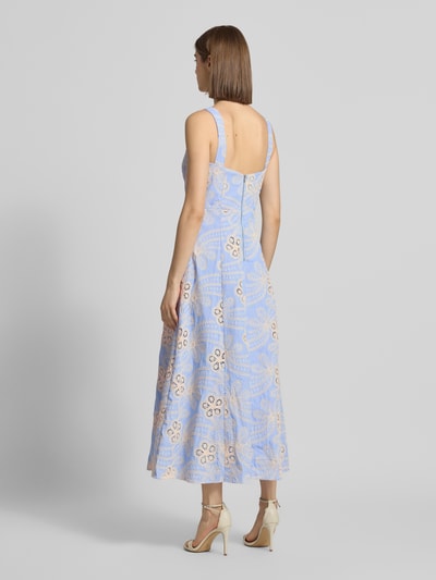 Frauenmodel trägt Corsagenkleid mit Stitchings Modell 'LILAH' von Bardot aus Reine Baumwolle, A-Linie, Midikleid, Ganzkörperansicht Rückansicht. Rückenlänge bei Größe 36: 105 cm, Brustweite bei Größe 36: 38 cm. Florales Muster in Hellblau und Beige mit strukturierter Oberfläche.