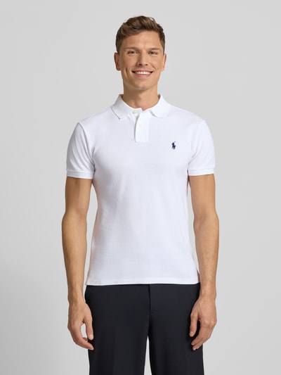 Männermodel trägt Poloshirt mit Label-Stitching von Polo Ralph Lauren, Slim-Fit, Reine Baumwolle, Polokragen, Knopfleiste, Ganzkörperansicht von vorne