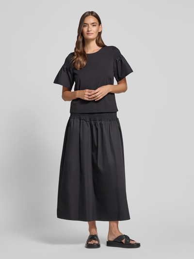 Frauenmodel trägt Regular Fit T-Shirt mit Smok-Detail von Comma, reine Baumwolle, ausgestellte Ärmel, Rundhalsausschnitt, ganzkörperansicht von vorne.