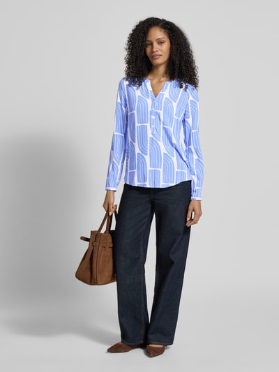 Frauenmodel trägt Wellen-Print Schlupfbluse aus Viskose von Christian Berg Woman, blau-weiß gemustert, Regular Fit, Ganzkörperansicht von vorne.