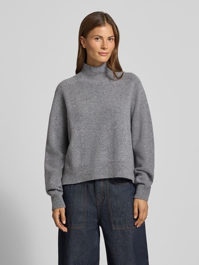 Frauenmodel trägt Strickpullover mit Stehkragen Modell 'LYZIMA' von DRYKORN, reine Baumwolle, Regular Fit, Nahaufnahme Oberkörper.
