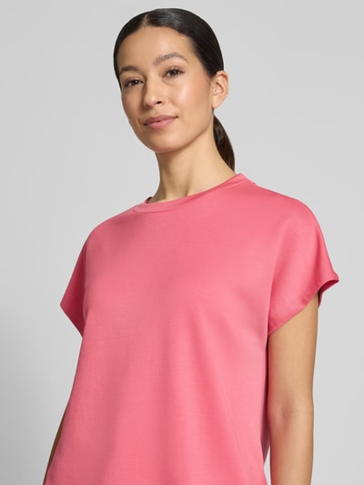 Frauenmodel trägt T-Shirt mit Rundhalsausschnitt von Soyaconcept in Rosa, Material-Mix mit Modal, Kappärmel, Regular Fit, Nahaufnahme Oberkörper.
