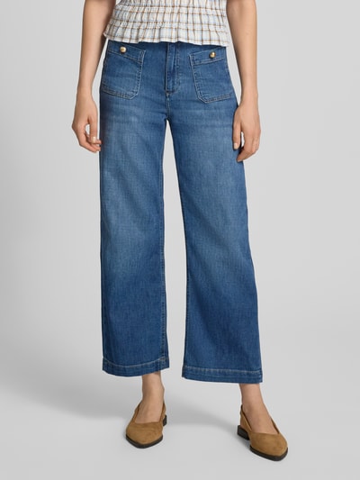 Frauenmodel trägt Denim-Culotte mit aufgesetzten Taschen von Rich & Royal in mittelblau, Baumwoll-Mix, verkürzte Passform, Ganzkörperansicht von vorne.