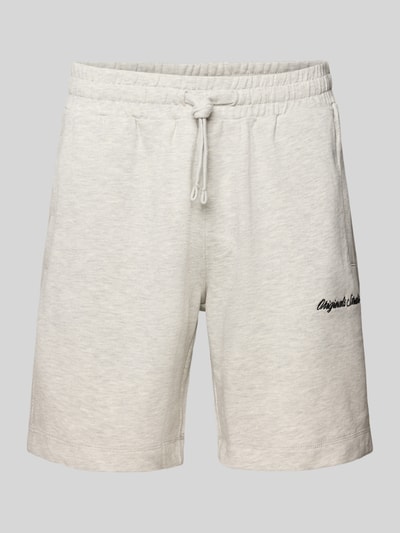 Produktfoto, Shorts mit Label-Stitching Modell 'KARL' von Jack & Jones aus Baumwoll-Mix in Hellgrau, Relaxed-Fit, elastischer Bund mit Kordelzug, seitliche Eingrifftaschen, Bundweite 42 cm, Innenbeinlänge 20 cm.