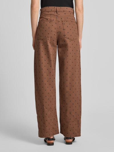 Frauenmodel trägt Wide Fit Jeans im 5-Pocket-Design von Mango, braun mit schwarzen Punkten, reine Baumwolle, Ganzkörperansicht Rückansicht.