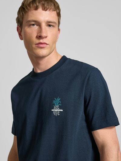 Männermodel trägt Oversized T-Shirt aus reiner Baumwolle von Marc O'Polo Denim, Optik: Unifarben, Label-Print, Nahaufnahme Oberkörper.