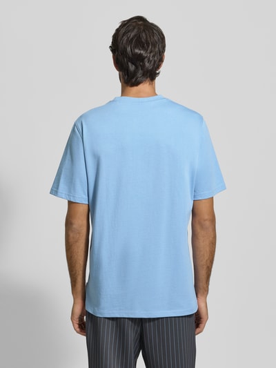Männermodel trägt T-Shirt mit Rundhalsausschnitt Modell 'Andrew' von Les Deux in Hellblau, Reine Baumwolle, Regular-Fit, Rückenlänge 71 cm, Ganzkörperansicht Rückansicht.
