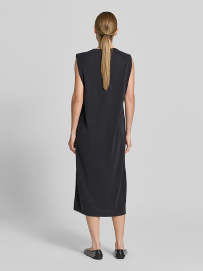 Kobiece modelka nosi Midikleid aus Modal-Mix mit Rundhalsausschnitt od Jake*s Collection, prosty krój, mieszanka modalu, rozcięcie z boku, długość tyłu w rozmiarze S: 118 cm, szerokość w rozmiarze S: 57 cm, kolor czarny; widok całej sylwetki od tyłu