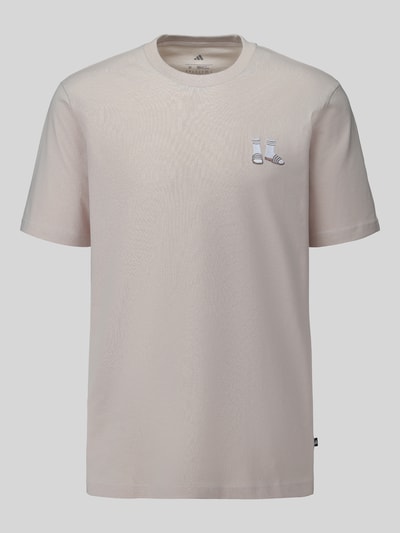 adidas Sportswear Regular Fit T-Shirt mit kleinem Socken-Print Beige 2
