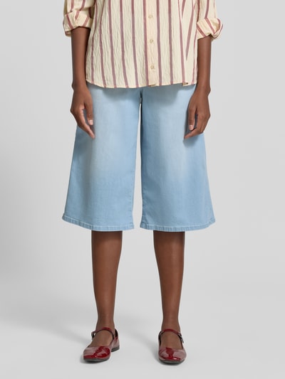 Frauenmodel trägt Bermudas im 5-Pocket-Design Modell 'Liv' von Angels in hellem Blau, Wide Leg Fit, Baumwoll-Mix, Nahaufnahme Oberschenkel bis Knie.