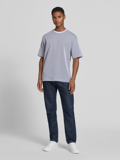 Männermodel trägt T-Shirt mit Strukturmuster und Rundhalsausschnitt von MCNEAL, Baumwoll-Mix mit Stretch-Anteil, Regular-Fit, Ganzkörperansicht von vorne.