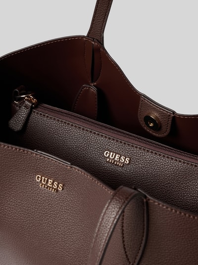 Produktfoto, Tote Bag in Leder-Optik Modell 'MELODY' von GUESS in Dunkelbraun mit Struktur, Magnetverschluss, herausnehmbares Innenfach, Logo-Detail