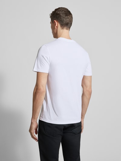 Mannenmodel draagt Slim Fit T-Shirt uit puur katoen model 'VITO2' van FIRE + ICE, witte kleur, ronde hals, labelpatch, ruglengte 70 cm, full-body achteraanzicht.