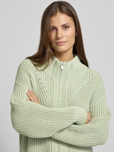 Frauenmodel trägt Regular Fit Cardigan in Strick-Optik mit Lochmuster von Fynch-Hatton aus Baumwoll-Mix, Nahaufnahme Oberkörper.