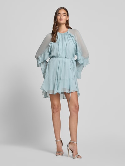 Frauenmodel trägt hellblaues, tailliertes Freizeitkleid aus reiner Viskose Modell 'C_DREDIA' von BOSS Orange, lockere Passform, Damen Freizeitkleid, Ganzkörperansicht von vorne