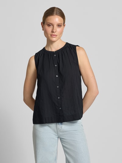 Vrouwenmodel draagt Relaxed Fit Bluse aus reiner Baumwolle van Marc O'Polo, look: effen, pasvorm: relaxed fit, ronde hals, knoopsluiting, mouwloos, fijne ajourwerk, puur katoen. Nahaufnahme bovenlichaam.