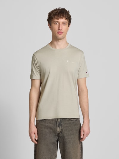 Männermodel trägt T-Shirt mit Label-Stitchings und Rundhalsausschnitt von CHAMPION aus Reine Baumwolle in Regular-Fit, Ganzkörperansicht von vorne, Rückenlänge bei Größe M: 69 cm.