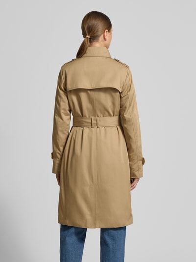 Modelka nosi Mantel mit Stoffgürtel od Jake*s Casual, krój taliowany, pasek z materiału, kołnierz wykładany, widok całej sylwetki z tyłu