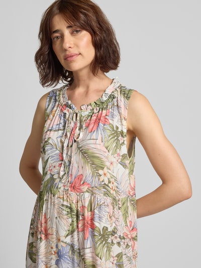 Frauenmodel trägt Midikleid aus Viskose mit Schnürung Modell 'Gi44naa' von ZABAIONE im floralen Allover-Look, Nahaufnahme Oberkörper.