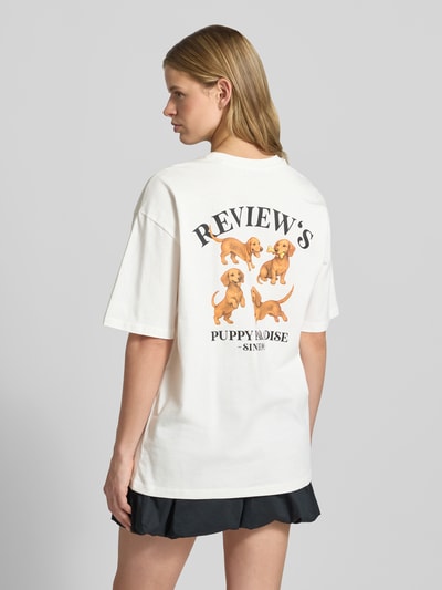 Frauenmodel trägt Damen T-Shirt mit 1/2-Arm von REVIEW, Reine Baumwolle, Lockerer-Schnitt, Rundhalsausschnitt, Rückenlänge 68 cm, Ganzkörperansicht Rückansicht