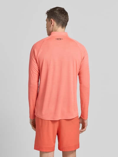 Männermodel trägt Sweatshirt mit kurzem Reißverschluss und Logo-Print von Under Armour in Koralle, gerade Form, Rückenansicht, Ganzkörperansicht.