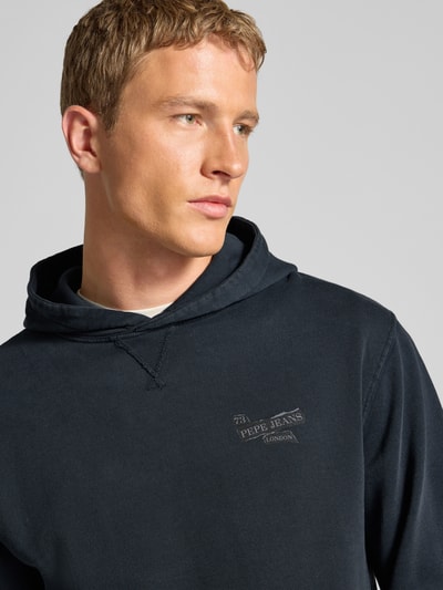 Męski model nosi Regular Fit Hoodie aus reiner Baumwolle Modell 'GAVIN' od Pepe Jeans, efekt: jednolity kolor, nadruk z logo, kieszeń kangurka, kaptur, długi rękaw, prążkowane wykończenia, dzianina dresowa, bawełna, zbliżenie na górną część ciała.