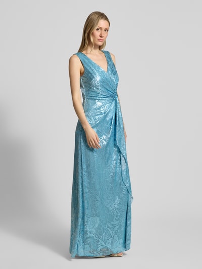 Frauenmodel trägt Abendkleid mit Knoten-Detail und V-Ausschnitt von Adrianna Papell, A-Linie, Maxikleid, Ganzkörperansicht von vorne.