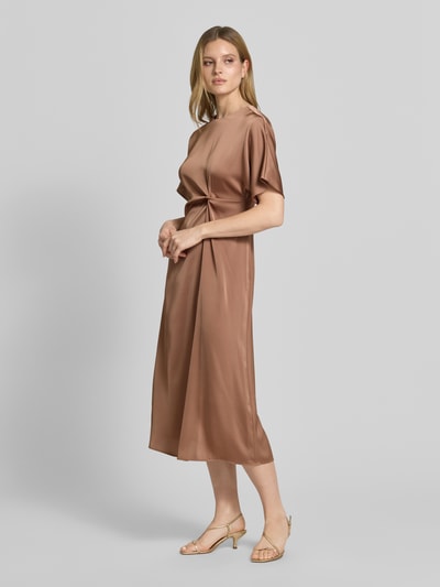 Vrouwenmodel draagt midi-jurk met knoopdetail model 'Dela' van JOOP!, satijn, recht model, ronde hals, Ganzkörperansicht van voren.