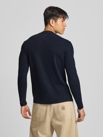Männermodel trägt Longsleeve mit structuurpatroon en knoopsluiting van Superdry, Puur katoen, regular fit, labelstitching, ronde hals, ruglengte maat M 70 cm, Ganzkörperansicht Rückansicht.