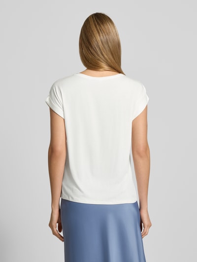 Kobiece modelka nosi Blusenshirt mit fixierten Ärmelaufschlägen Modell 'VIELLETTE' od VILA, biały, luźny krój, widok całej sylwetki z tyłu.