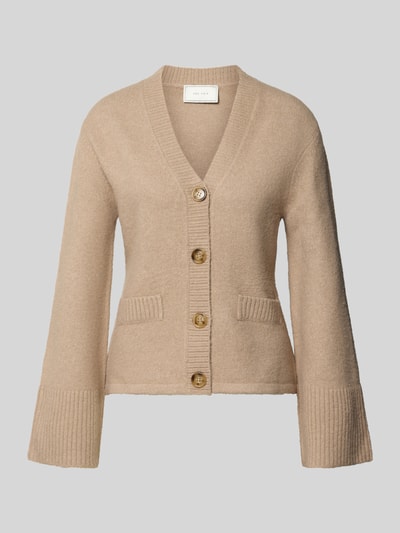 Produktfoto, Strickjacke mit V-Ausschnitt Modell 'Pixie' von Neo Noir in Beige, Material-Mix mit Woll-Anteil, Knopfleiste, Regular Fit
