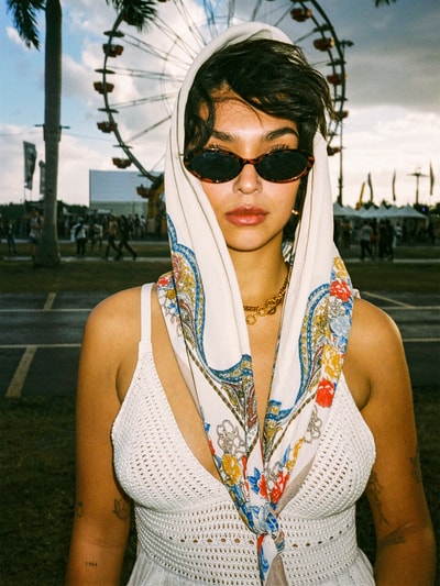 Review Trägertop mit ausgestellter Rockpartie Offwhite 6